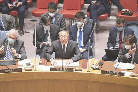 ◎ 當地時間三月十一日,聯合國安理會在紐約聯合國總部舉行會議審議烏克蘭生物安全問題。圖為中國常駐聯合國代表張軍在會上闡述立場。(中新社)