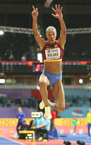 ◎ 三月二十日,委內瑞拉選手羅哈斯在比賽中。在塞爾維亞貝爾格萊德舉行的二0二二年室內田徑世錦賽女子三級跳遠比賽中,委內瑞拉選手羅哈斯以十五米七四的成績創造該項目新的世界紀錄並奪冠。(新華社記者 鄭煥松 攝)