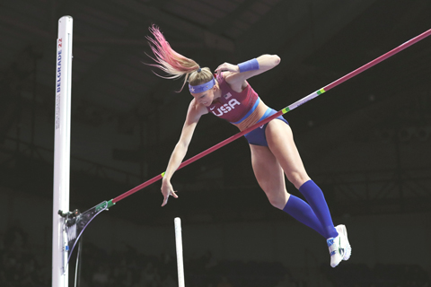 ◎ 美國隊莫里斯以四米八0在室內田徑世賽女子桿高項目奪標。(新華社記者 鄭煥松攝)