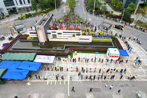 ◎ 三月二十日,福建福州,市民有序排隊做核酸檢測。三月十九日,福州市發佈通知,根據《福州市進一步加強大規模核酸檢測工作方案》,通知轄區內居民分時段有序前往指定地點進行一次核酸檢測採樣,確保「應檢盡檢」、不漏一人。(中新社)