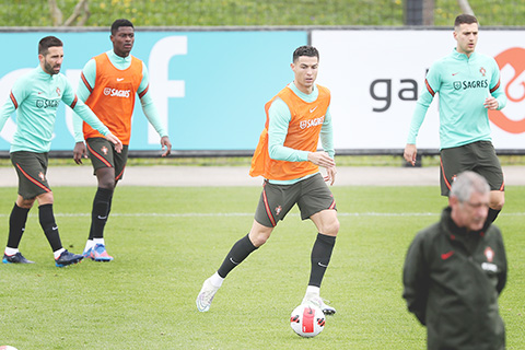 ◎ 山度士(右下)昨率葡足集訓,主力C朗(中)等在世預附加賽澳門時間今夜三時三刻迎戰土耳其隊。(新華社 發)