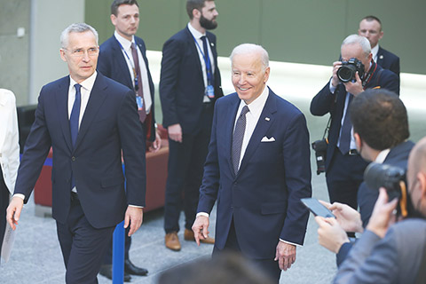 ◎ 北約於三月二十四日召開特別峰會討論俄烏衝突。圖為當日在比利時布魯塞爾的北約總部,北約秘書長斯托爾滕貝格(前左)和美國總統拜登(前右)在會議期間參加合影儀式。(新華社)