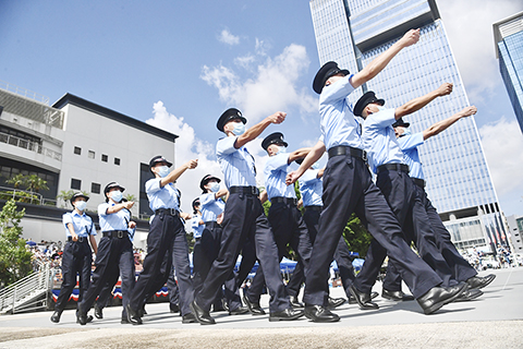 ◎ 三月三十日,香港警務處宣佈,從四月一日開始,警員、見習督察及輔警警員入職要求中「在港居住七年或以上」的居港年期規定將會取銷,申請人只須符合「香港特區永久性居民」的要求便可投考。圖為香港警察結業會操資料圖。(中新社記者 李志華攝)