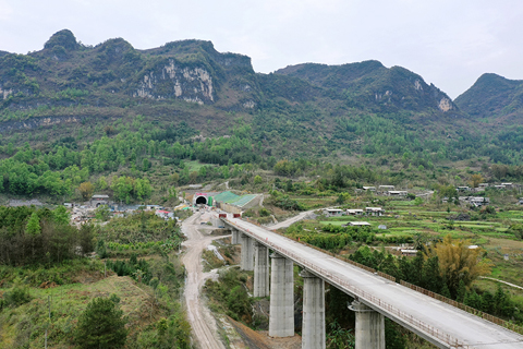 3月24日,由中鐵十八局承建的貴南高鐵最長隧道九萬大山一號隧道順利貫通。貴南高鐵是「八縱八橫」高速鐵路主通道包頭至海口通道的重要組成部分。圖為九萬大山一號隧道出口(無人機照片)。 (新華社記者 劉續 攝)