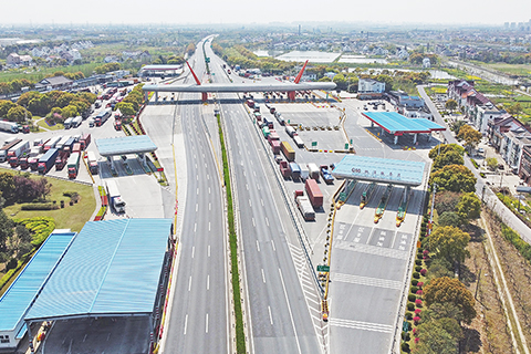 ◎ 四月三日,航拍G60楓涇收費站,部份車輛在服務區內等待核酸檢測結果。據悉,自四月二日零時起,離滬人員除須持有四十八小時內核酸檢測陰性證明外,還須提供二十四小時內抗原檢測陰性證明。如果核酸檢測陰性證明在二十四小時內,則可免除抗原檢測。(無人機照片)(中新社)