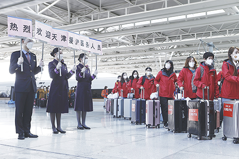 ◎ 四月三日,天津援滬醫療隊乘坐G267次高鐵列車抵達上海虹橋站。圖為上海客運段乘務員們手持歡迎牌,迎接援滬醫療隊的到來。(中新社)