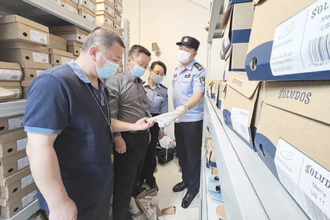 ◎ 辦案人員正在清點倉庫內查獲的貨物。(沈祖榮 攝)