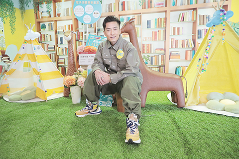 ◎ 「直播推介電子消費券攻略」於四月七日在香港觀塘apm商場舉行,商場邀請藝人陳山聰即場推介電子消費券潮買攻略。