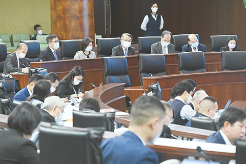 　◎ 經濟財政司司長李偉農昨日列席立法會全體會議，引介、一般性討論及表決修改《旅遊稅規章》法案。