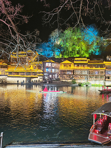 沱江沿岸美景(江中的紅衣女子扮演翠翠)