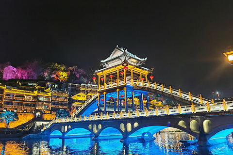 雲橋夜色(該橋是黃永玉於2012年設計修建)