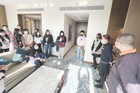　◎ 理工大學學生參觀酒店客房。