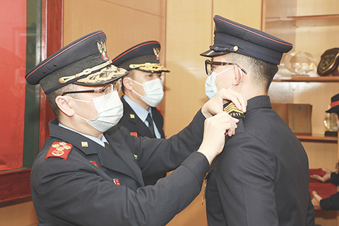 ◎ 梁毓森局長為考獲第一名晉升人員戴上新肩章。