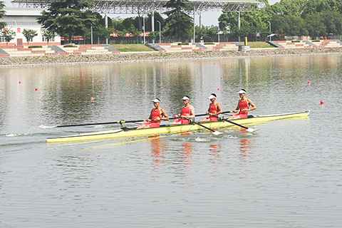 ◎ 四月二十一日,四川賽艇隊的隊員們在四川省水上運動學校場館訓練。據悉,該隊部份隊員將代表中國隊參加即將在成都舉辦的第31屆世界大學生夏季運動會的賽艇項目比賽。(中新社記者 安源 攝)
