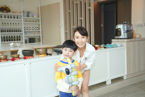 ◎ 「家怡媽媽」港星周家怡與小童星徐立德大玩親子遊戲。