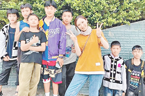 ◎ 陳貝兒與山區少年兒童打成一片。