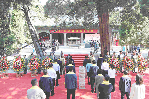 ◎ 五月二日,山東鄒城,二0二二紀念孟母孟子大典舉行,孟氏後裔及鄒城社會各界代表參與活動。(中新社發 呂衛鋒 攝)