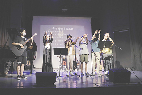 　◎ 青年在文藝晚會為大家獻唱青年對世界的承諾一曲，並配以手語演唱。