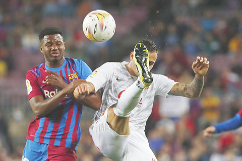 ◎ 巴塞隆拿隊法迪(左)與曬靴的馬略卡隊魯素爭搶。(美聯社)