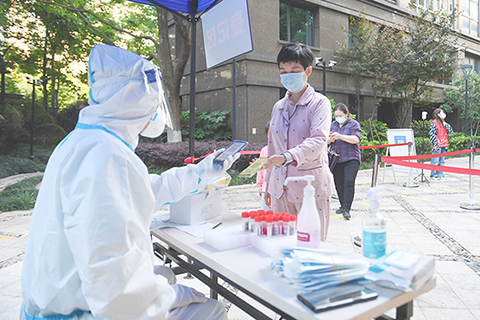 ◎ 五月五日,黨員志願者業主(左一)為居民登記採樣信息。近日,浙江杭州城區實施常態化核酸檢測工作後,杭州拱墅區一小區發起自籌自治式核酸採樣,擁有從醫資質的業主和黨員志願者業主在下班後為居民進行採樣工作,減少居民外出流動。(中新社記者 王剛攝)