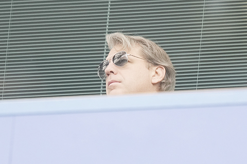 ◎ 車路士新班主托德伯利昨夜在史丹福橋球場觀戰。(美聯社)