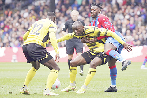 ◎ 水晶宮昨夜一比0打退屈福特(黃衣)。(美聯社)