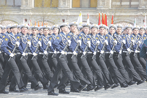 ◎ 五月七日,俄羅斯在莫斯科紅場舉行紀念偉大衛國戰爭勝利七十七周年閱兵式總彩排。當天共有一萬一千名軍人、一百三十一件現代武器裝備、七十七架飛機和直升機參加。這也是五月九日勝利日閱兵式前的最後一次彩排。(中新社)