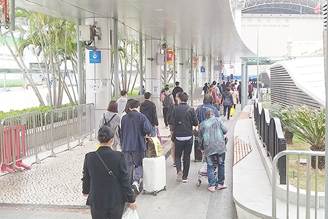 ◎ 近期關口出入境人流已見恢復,社團籲把好關,勿讓得之不易的態勢付之流水。