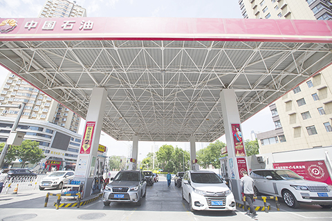 ◎ 五月十六日,山西太原,車輛在加油站加油。據中國國家發改委網站十六日消息,根據近期國際市場油價變化情況,按照現行成品油價格形成機制,自二0二二年五月十六日二十四時起,國內汽、柴油價格每噸分別提高二百八十五元(人民幣,下同)和二百七十元。(中新社記者張雲攝)