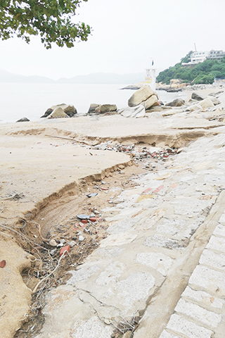 ◎ 沙灘海沙被沖走露出底層碎石。