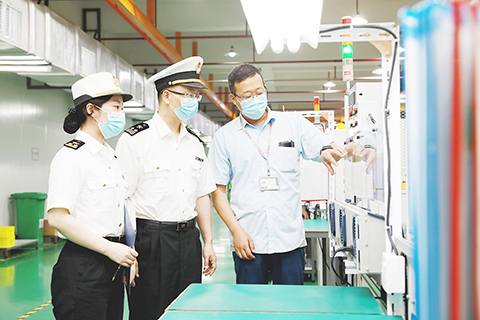 ◎ 拱北海關關員到加工貿易企業調研。(俞波攝)