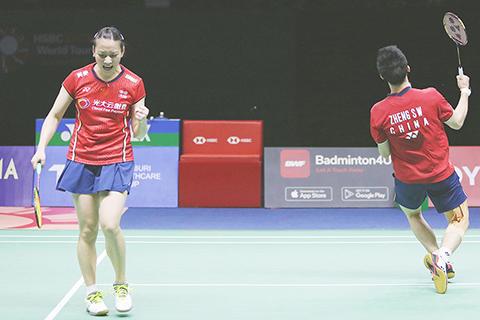 ◎ 鄭思維(左)和黃雅瓊打入泰羽賽混雙決賽。(新華社)