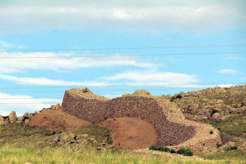 土塊夯土砌成大漠長城逶迤蜿蜒