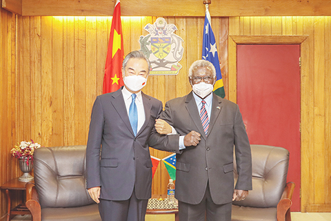 　◎ 五月二十六日，所羅門群島總理索加瓦雷（右）在霍尼亞拉總理府會見國務委員兼外長王毅。（新華社）
