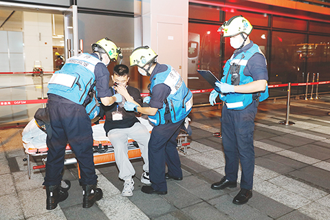 　◎ 傷者經初步護理後由救護車送院治理。