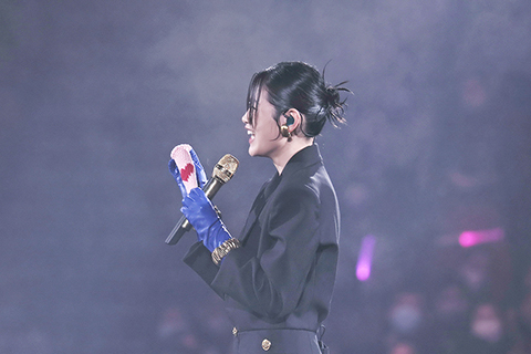 ◎ 陳蕾給張敬軒送上特別禮物。