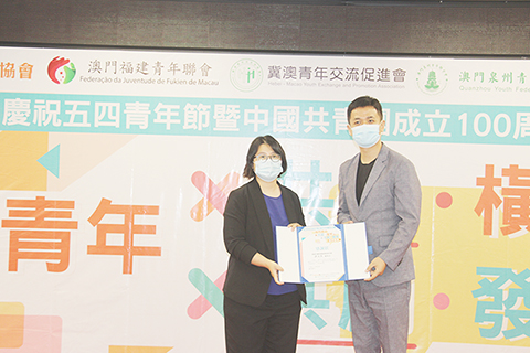 ◎ 宋碧琪向許文杰致送紀念品。