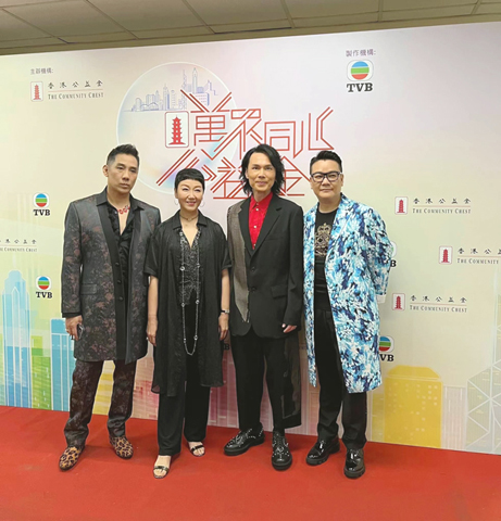 ◎ 文珮玲帖子:周六好開心能夠參與公益金慈善活動,亦為紀念羅文為公益而令我們四個能相聚一起獻唱!期望會有更多機會令我們更多師兄弟姐妹相聚。左起:莫文賢、文珮玲、歐陽德勳、漢洋。