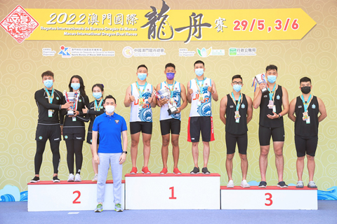 　◎ 體育局副局長劉楚遠向澳門大學生小龍賽公開組得獎者頒發獎盃。
