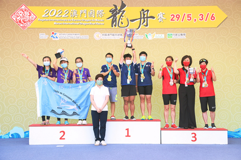 　◎ 體育局副局長林蓮嬌向澳門小龍賽女子組得獎者頒發獎盃。