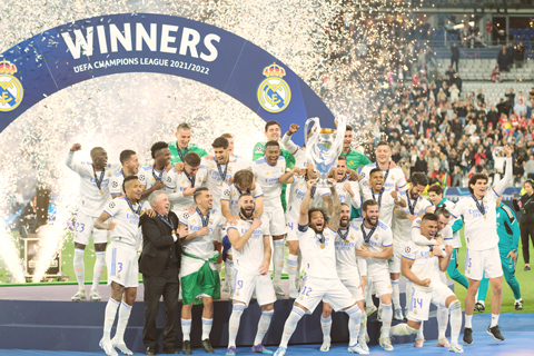◎ 五月二十八日,皇家馬德里隊在頒獎儀式上慶祝奪冠。(新華社記者 孟鼎博 攝)