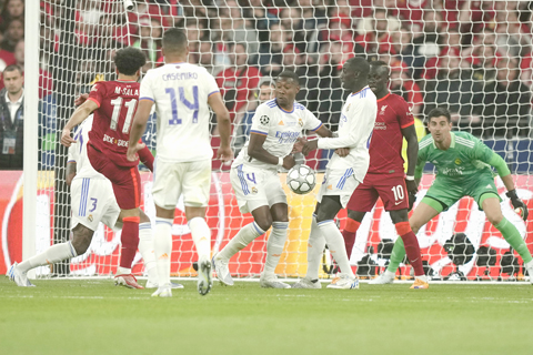 ◎ 皇馬門神高圖爾斯(右,綠衣)昨役零封利物浦,居功至偉。紅衣十一號是紅軍射手沙拿。(美聯社)