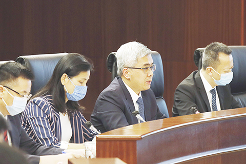 　◎ 保安司司長黃少澤昨日列席立法會。