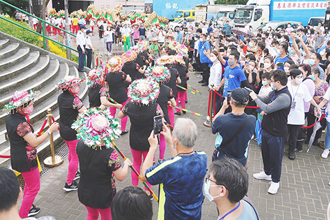 ◎ 六月三日,位於香港邊境禁區的沙頭角碼頭正式向香港本地旅行團開放,推動沙頭角及新界東北旅遊發展。沙頭角自上世紀六十年代以來實施邊境禁區管制,因此大部份香港市民一直沒有機會踏足沙頭角,令這個地方充滿神秘感。圖為開放儀式上當地居民表演龍舟舞。(中新社記者張煒 攝)