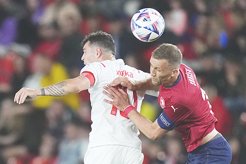 ◎ 在捷克布拉格的山諾寶體育場舉行的捷克和瑞士之間的歐洲國家聯盟足球比賽,捷克隊的密克(右)與瑞士的沙克卡爭頂。(美聯社)