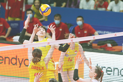 ◎ 安卡拉 六月三日,在土耳其安卡拉安卡拉體育館舉行的二0二二年國際排聯女排國家聯賽中,中國隊與土耳其隊的比賽中,中國選手袁心玥(上)扣球。(攝錄 穆斯塔法.卡亞/新華社)