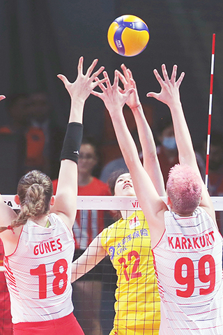 ◎ 安卡拉六月三日,在土耳其安卡拉安卡拉體育館舉行的二0二二年中國和土耳其女排女排國家聯賽中,中國選手李盈瑩(右二)發球進攻,並助球隊拉開分差。(攝影:穆斯塔法.卡亞/新華社)