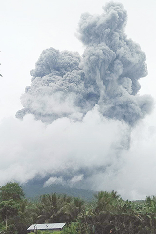◎ 這是六月五日在菲律賓索索貢省拍攝的噴發中的布盧桑火山。(新華社發 索索貢省新聞辦公室供圖)