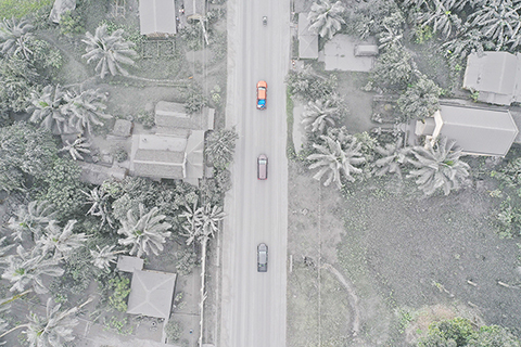◎ 六月五日,菲律賓索索貢省的一個城鎮被布盧桑火山噴發的火山灰覆蓋(無人機照片)。(新華社發 索索貢省新聞辦公室供圖)