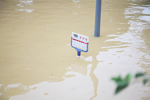 ◎ 六月五日,廣西柳州一公交車站牌泡在洪水中。受六月三日以來上游持續強降雨影響,柳江河出現今年以來最大洪水,柳州水文站預計五日十八時柳江河廣西柳州市城區河段將出現超二點五米警戒水位洪水。(中新社)